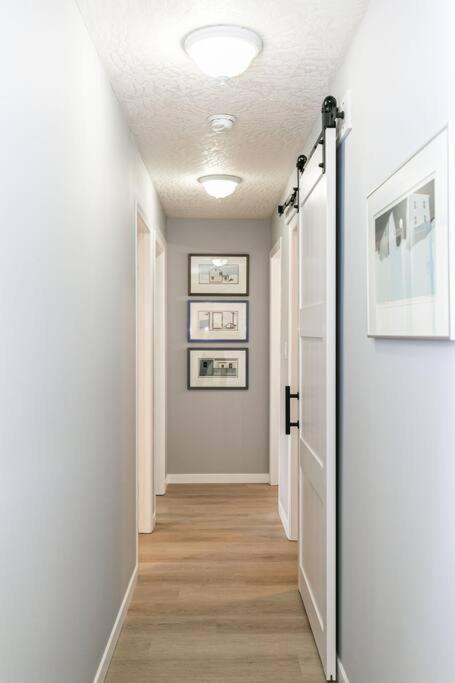Lovely 2 Bedroom Suite Steps From The Beach Victoria Exterior foto