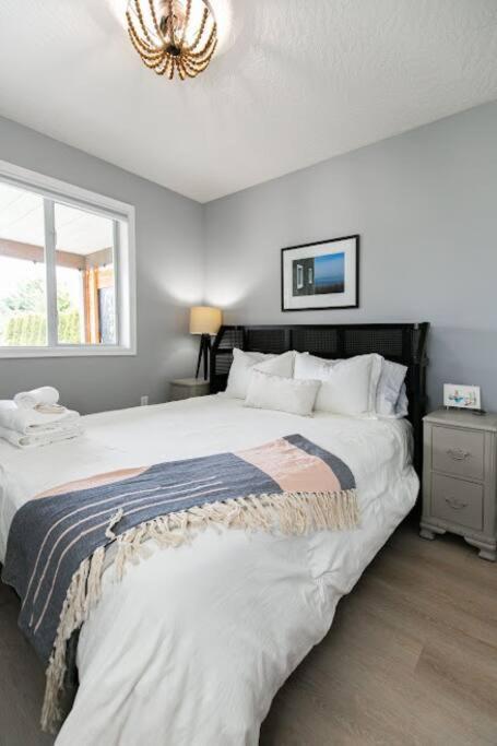 Lovely 2 Bedroom Suite Steps From The Beach Victoria Exterior foto