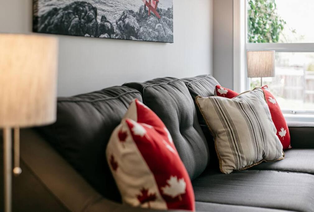 Lovely 2 Bedroom Suite Steps From The Beach Victoria Exterior foto