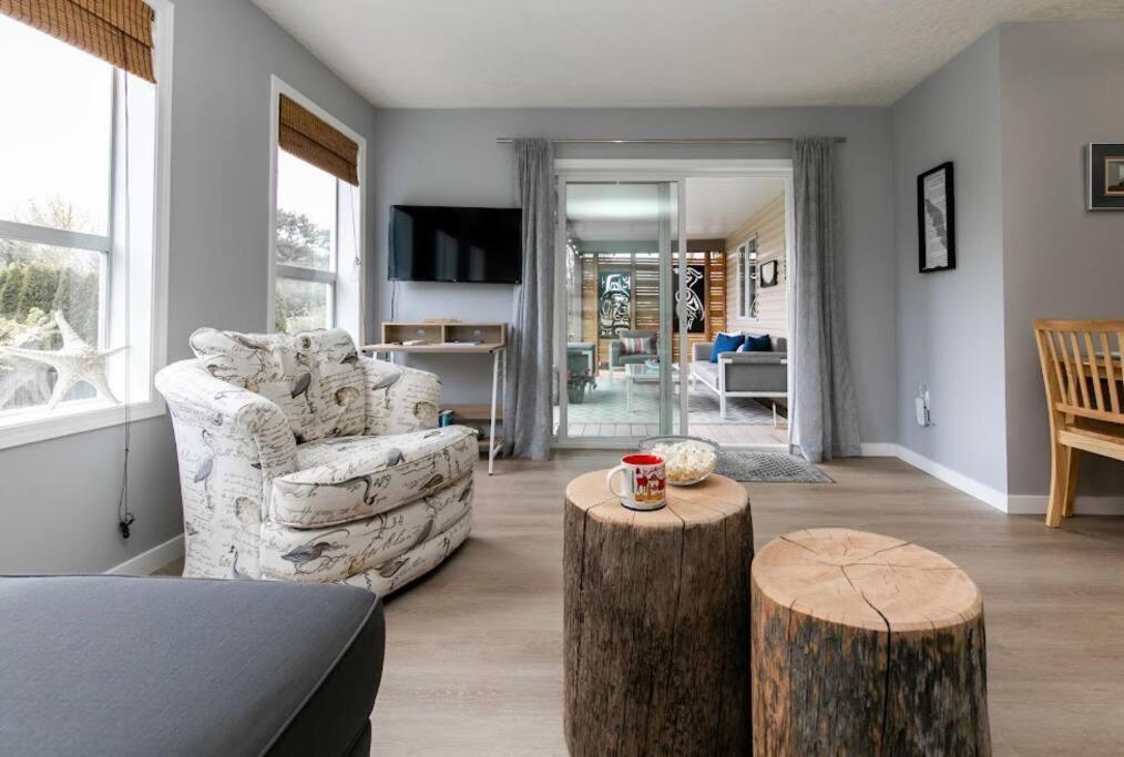 Lovely 2 Bedroom Suite Steps From The Beach Victoria Exterior foto