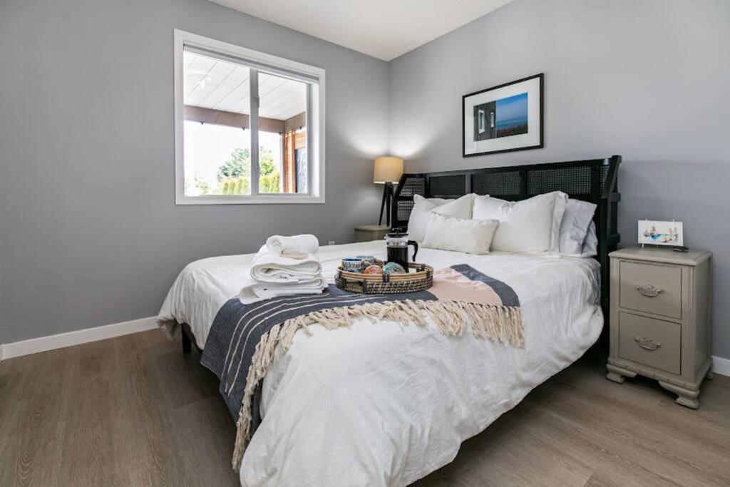 Lovely 2 Bedroom Suite Steps From The Beach Victoria Exterior foto